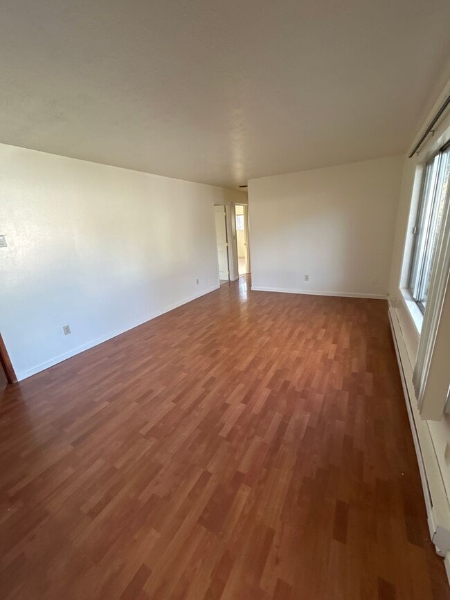 Foto del edificio - 3 Bedroom 1 Bath House Country Feel with City Access!