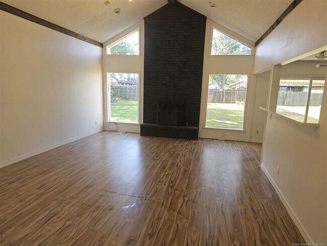 Foto del edificio - Updated House in Jenks Schools