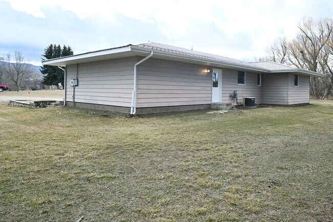 Building Photo - 272 WY-335