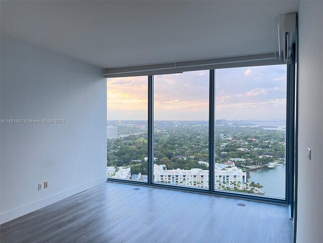 Foto del edificio - 601 NE 36th St