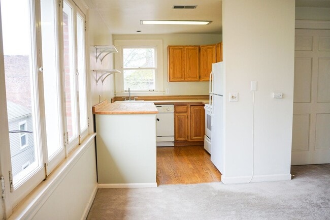 Building Photo - FREE PARKING! Spacious Nob Hill Historic Property with a Fireplace & Vintage Details!