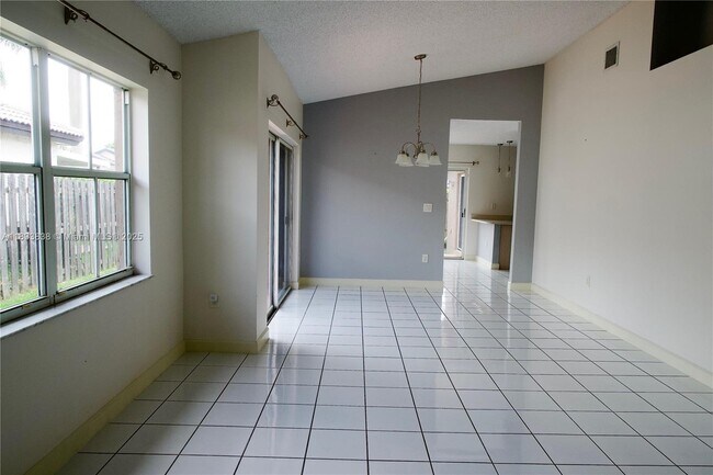 Foto del edificio - 921 NW 132nd Ave W
