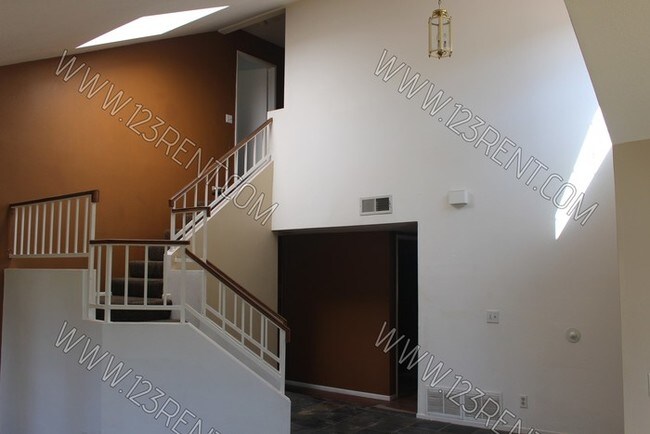 Building Photo - POOL HOME in East Lancaster 4 BD/ 3BTH