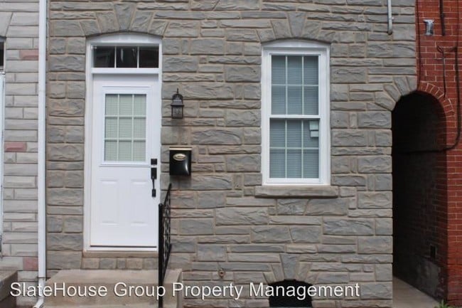 Building Photo - 31 1/2 Caroline St