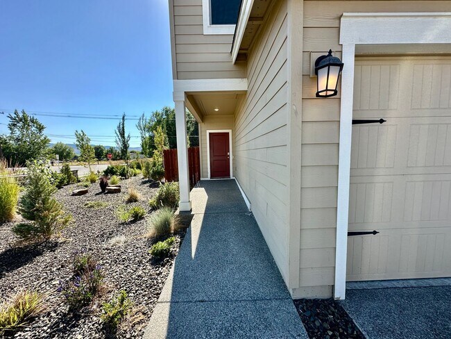 Foto del edificio - 4 Bedroom Home with Attached 2 Car Garage!