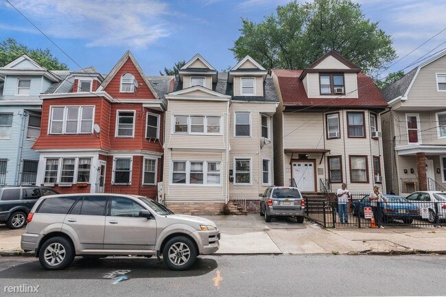 Building Photo - 3 br, 1 bath  - 183 N 11th St