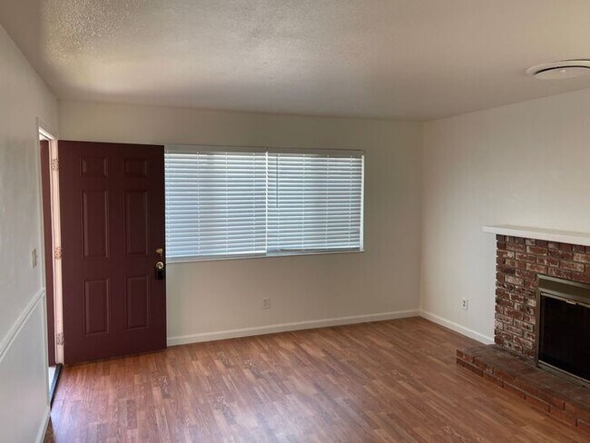 Building Photo - Oakdale Spacious 4 Bedroom 2 Bath Home