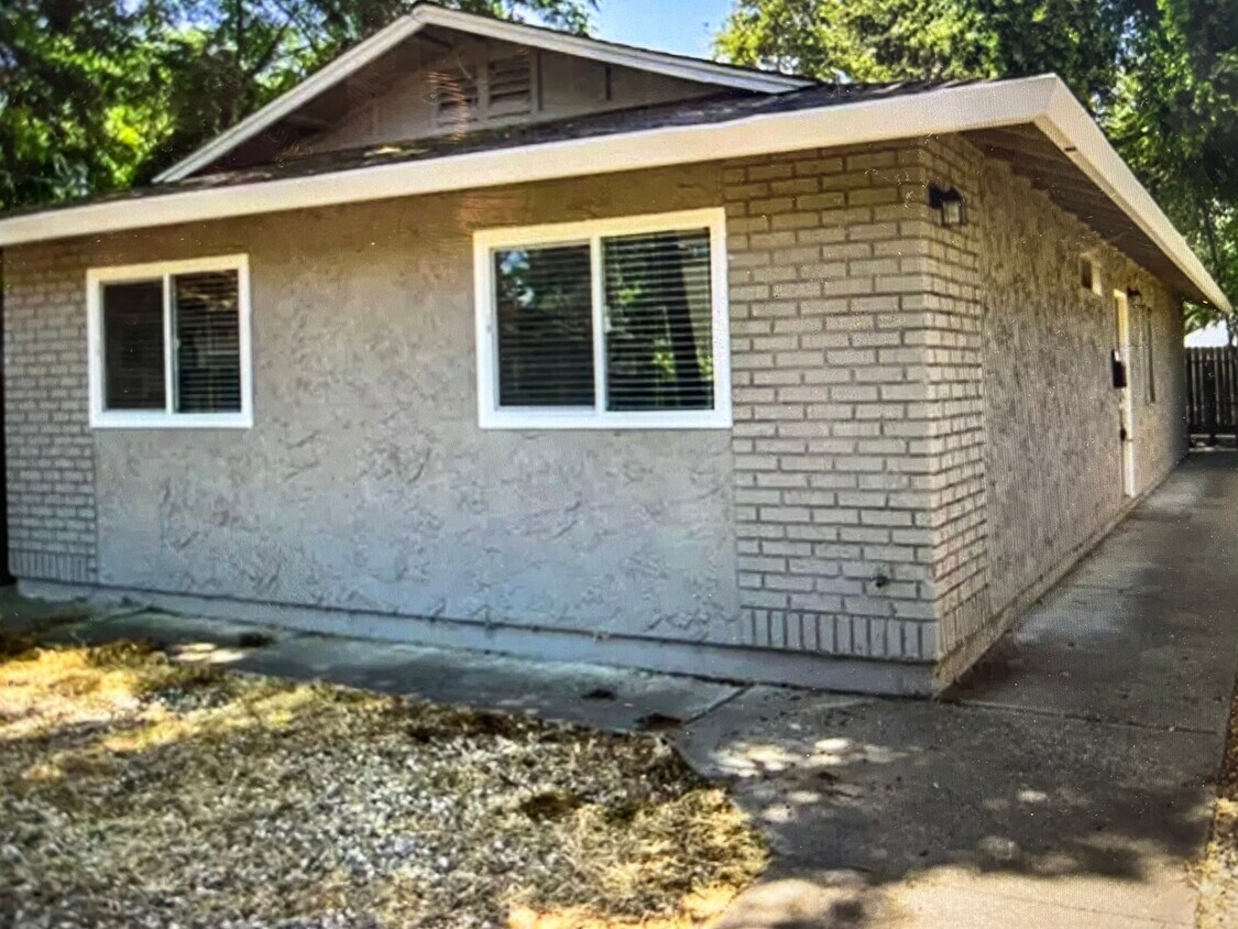 Walking distance to restaurants - 1134 W 5th St
