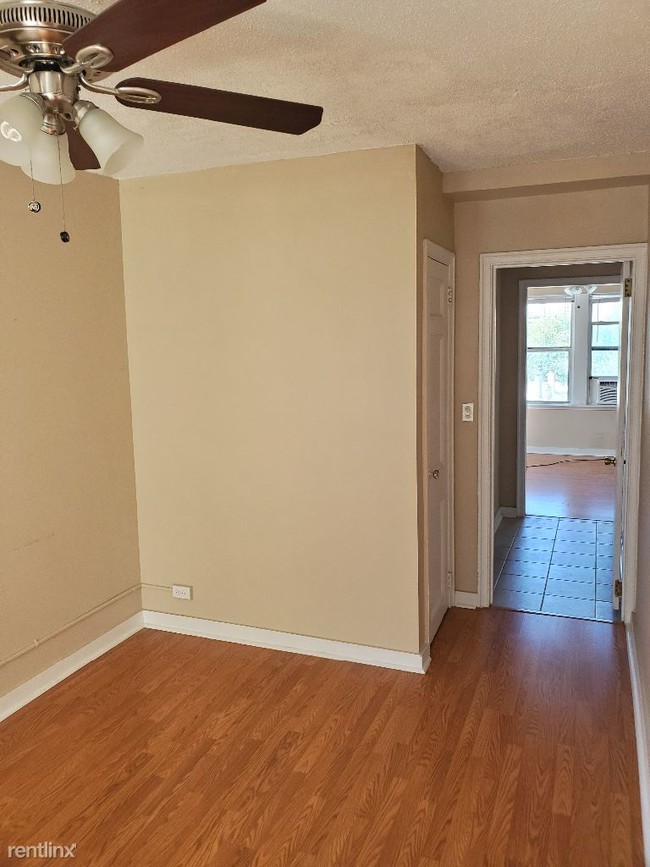 Building Photo - 910 W Lawrence Ave