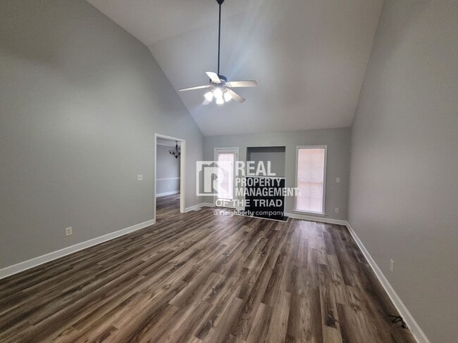 Foto del edificio - Newly Renovated Now Ready! One level 3BR/2...