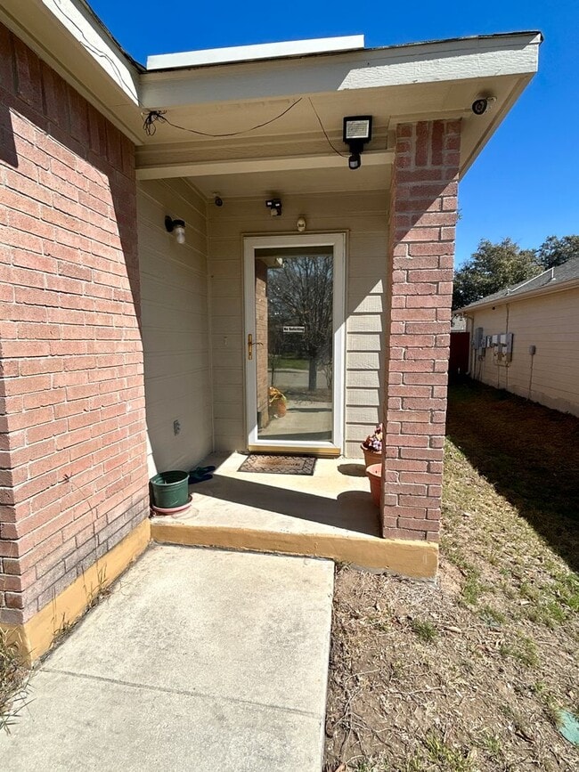 Building Photo - 1st months rent will be half off. Welcome ...