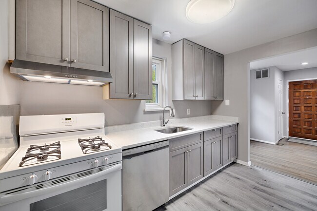 Building Photo - 302 Taylor Ave