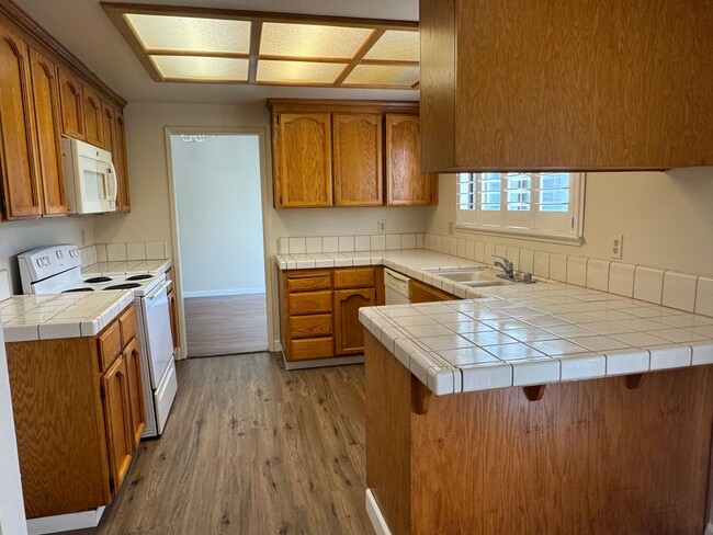 Foto del edificio - Roseville home with new carpet, paint, & shutters. Landscaper included!