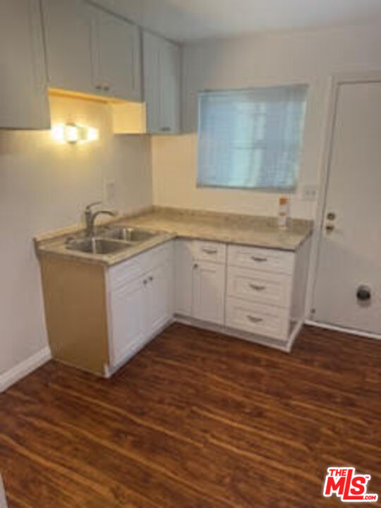 Foto del edificio - 1136 W 109th Pl