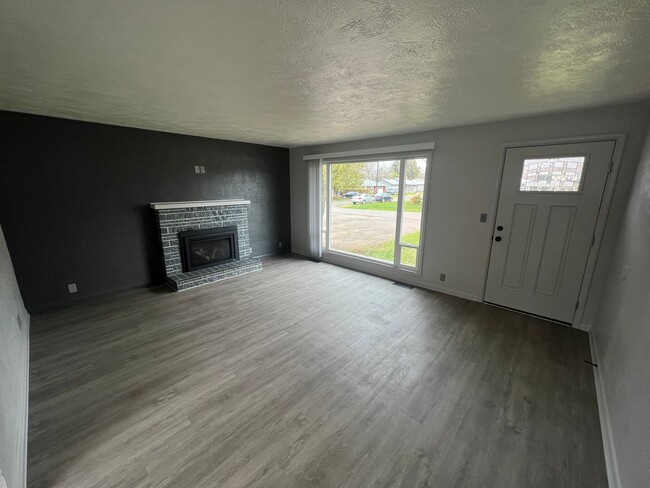 Building Photo - Fully Remodeled Three Bedroom Home in Sout...