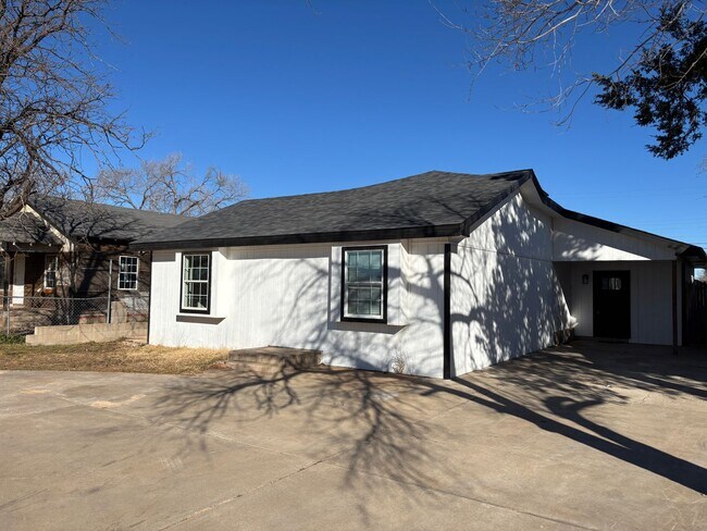 Building Photo - Like New Just Minutes from Texas Tech