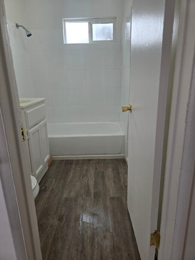 Baño - 10210 S Main St