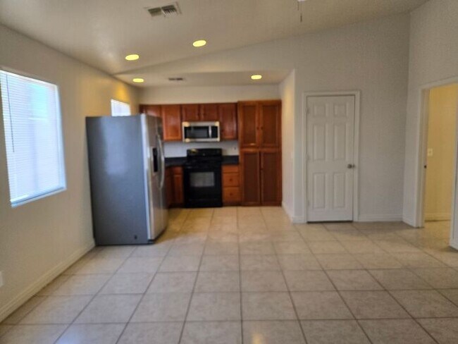 Building Photo - 3 bed, 1 bath, in a Duplex located in Sout...