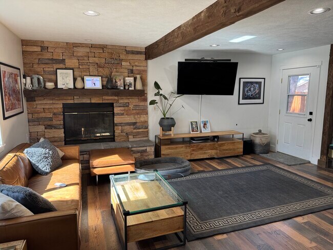 Foto del edificio - 270 Spruce Ln