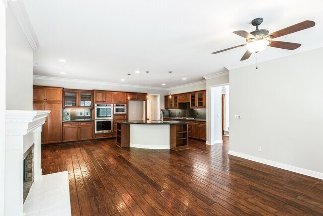 Building Photo - Beautiful 5 bedroom/ 3 Bath Miraleste home...