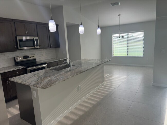 Building Photo - Available Now- 3 Bedrooms + Den - 2 Bathro...