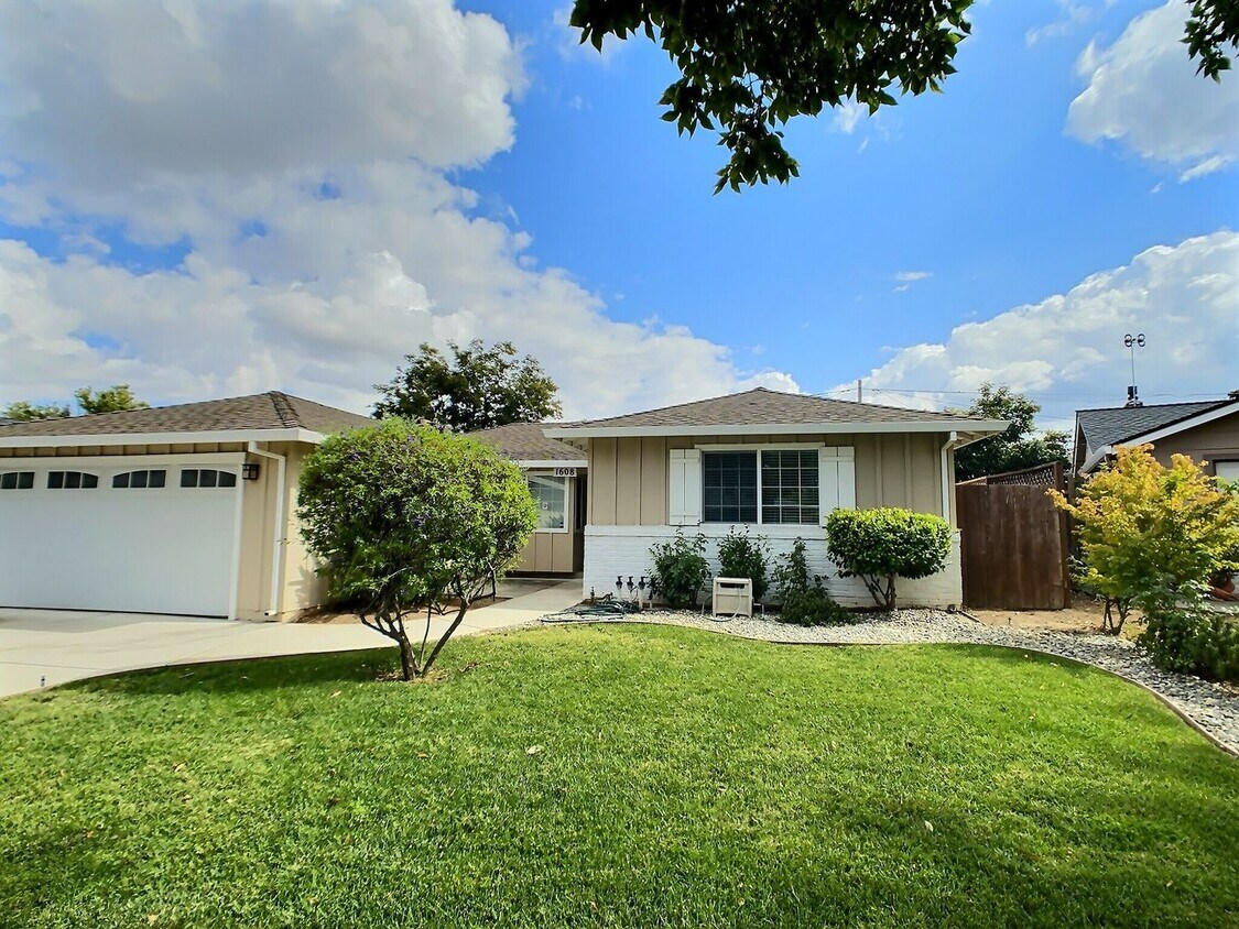 Primary Photo - 4 Bedroom House a Block from Lietz Element...