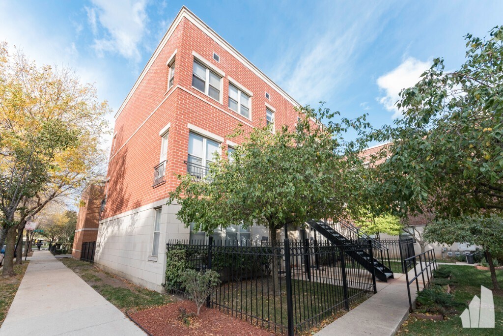 Primary Photo - 1331 N Burling St