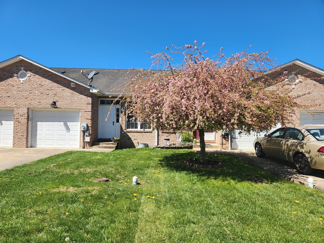 Front yard - 334 Lora Dr