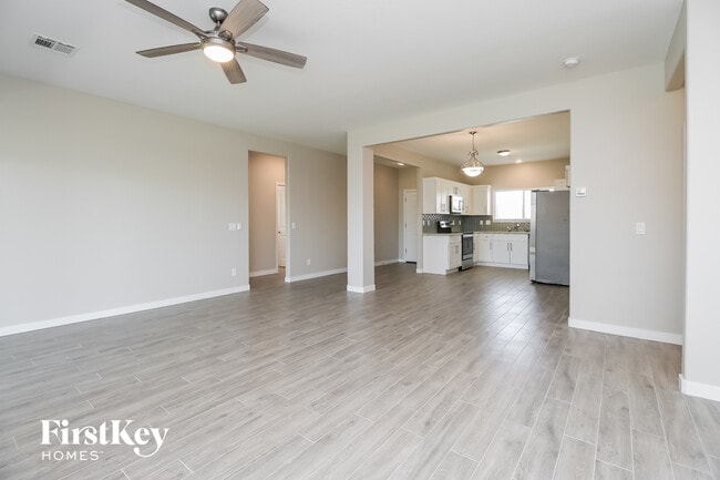 Foto del edificio - 5699 E Red Bird Ln