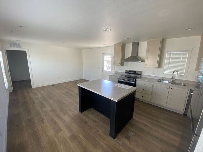 Foto del edificio - 2060 N Center St