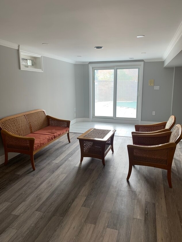 1600 Cres Unit Basement walkout entrance, Mississauga, ON L5N