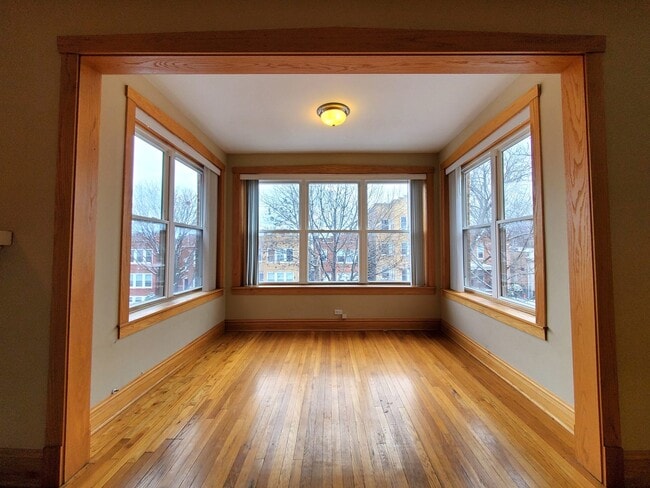 Building Photo - 5012 N Troy St
