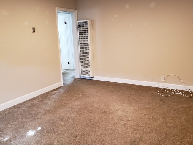 living room from entry - 323 Bungalow Dr