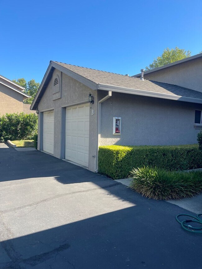 Building Photo - 1390 Serrano Pl