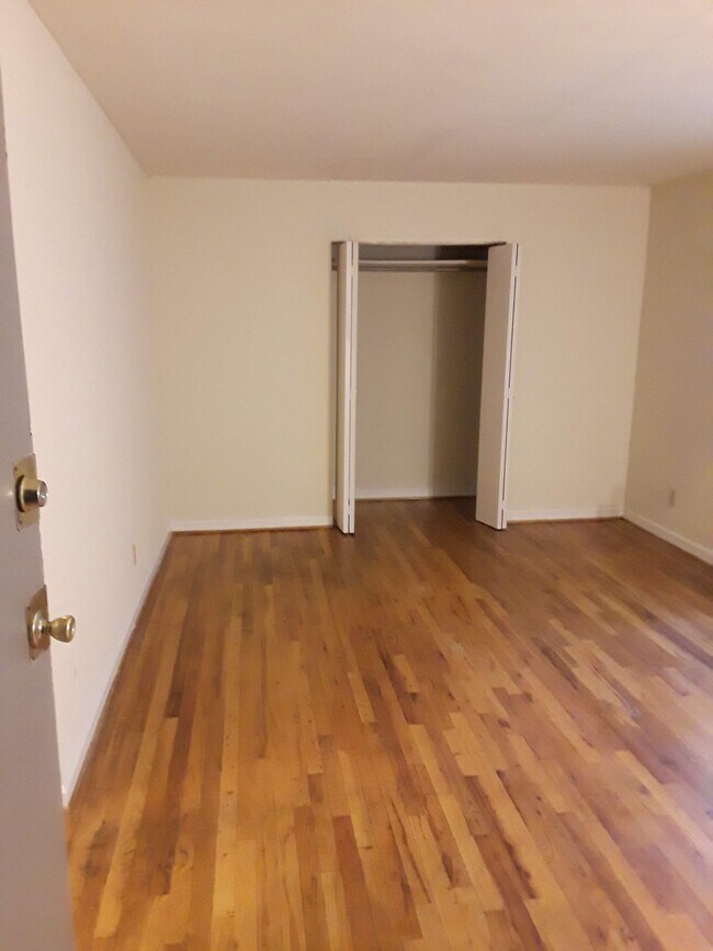 Foto del edificio - 5947 Belmont Ave