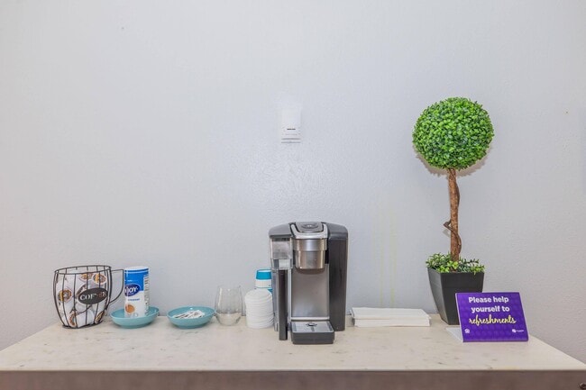 Building Photo - Center Ridge