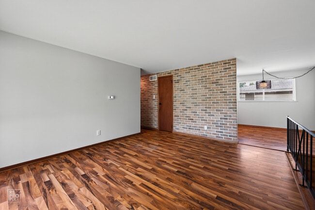 Building Photo - 114 S Willow Ln
