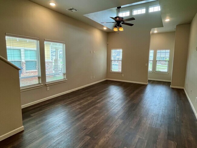 Foto del edificio - Large 3 Bed, 2 Bath in Beautifully Well-Ma...