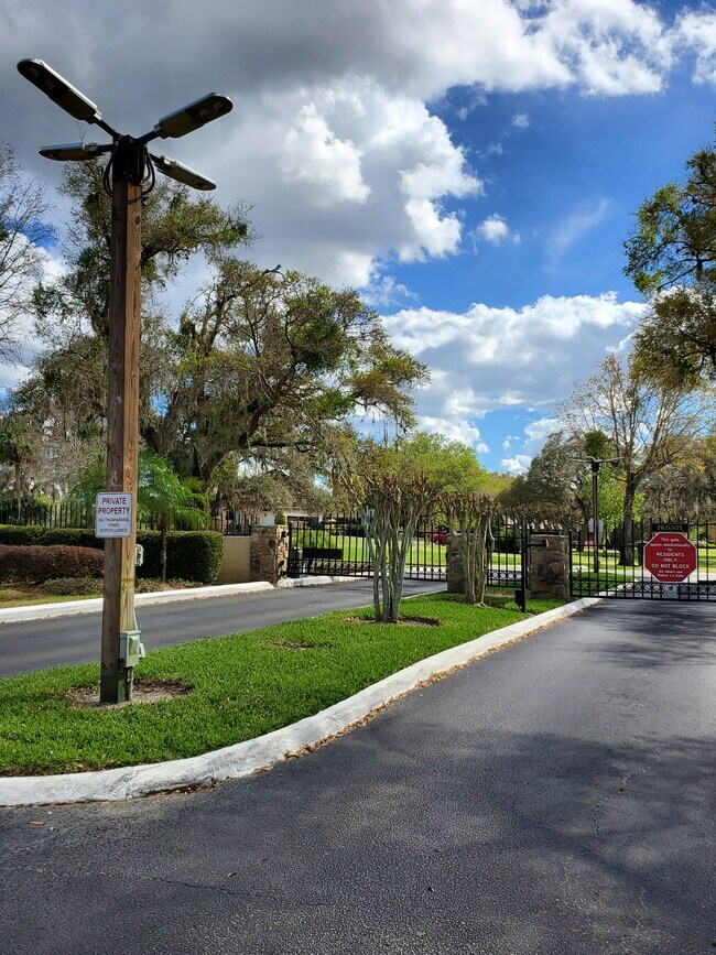 Auto Pass Gate - 56 Nottingham Way