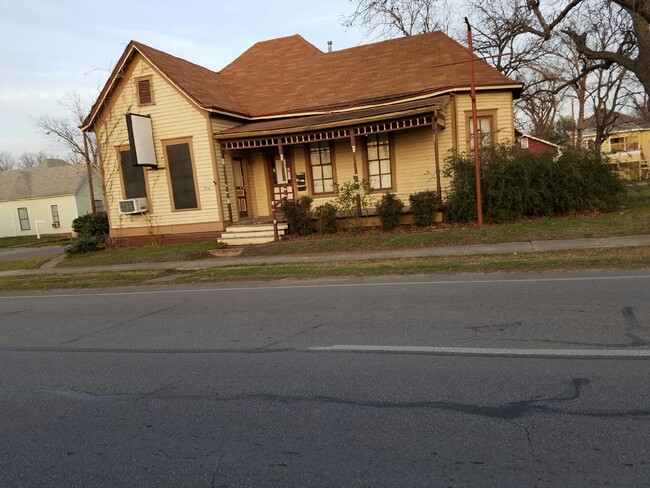 Building Photo - 716 N Main St
