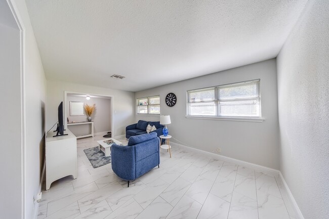 Foto del edificio - 2519 Lazy Lake Dr