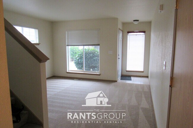Foto del edificio - Spacious 3-Bed, 2.5-Bath home in the Olymp...