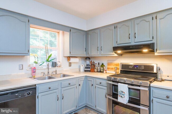 Building Photo - 323 Cree Terrace