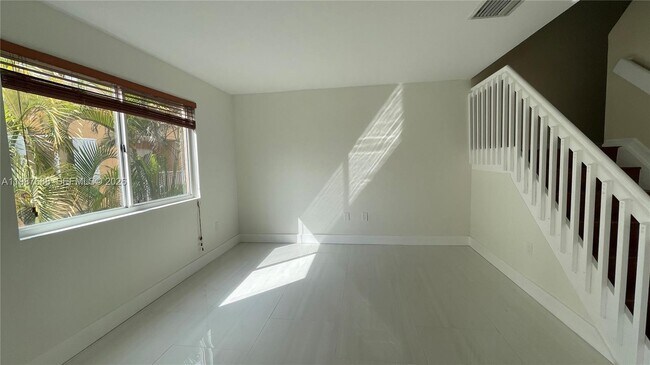 Building Photo - 6205 SW Kendale Lakes Cir