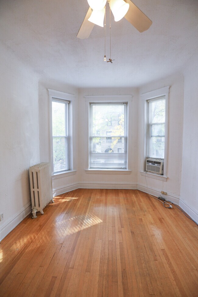 Building Photo - 3524 N Wilton Ave