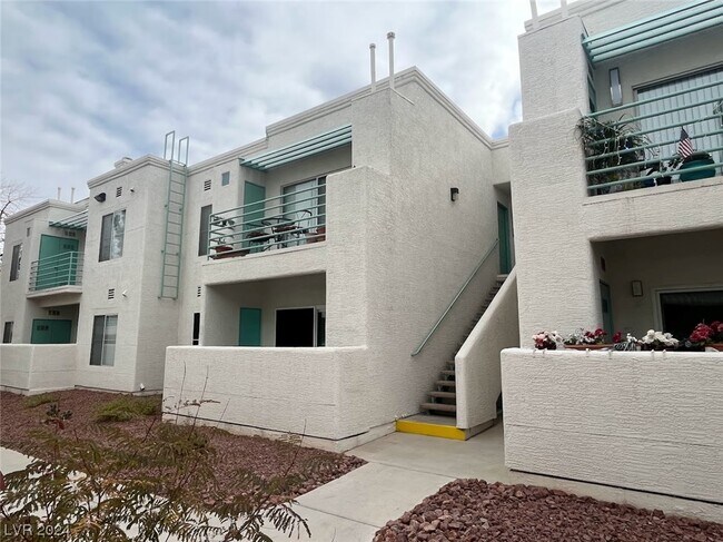 Building Photo - 7100 W Pirates Cove Rd