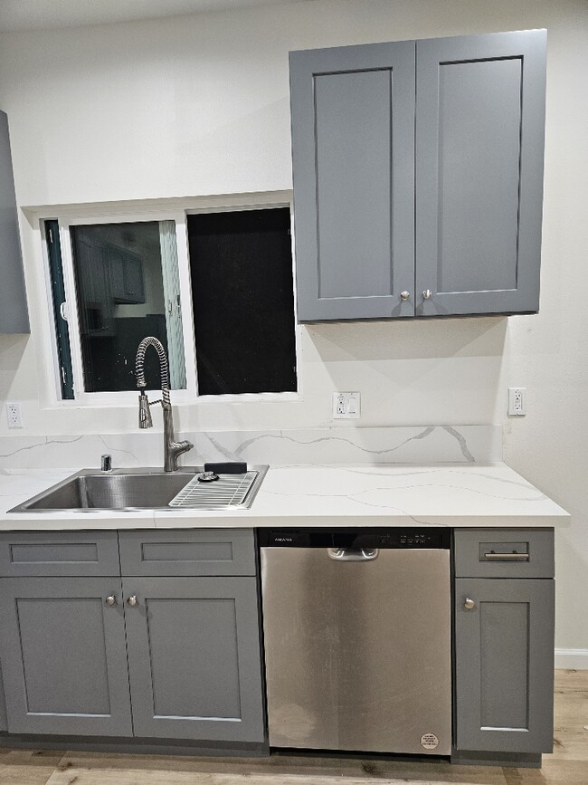 Building Photo - 1506 W Anahurst Pl