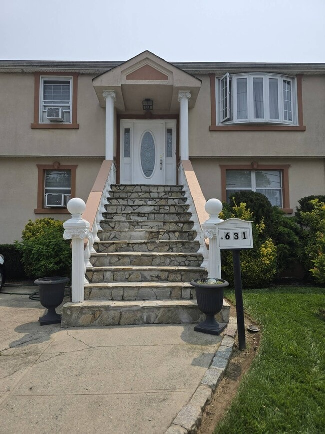 Foto del edificio - 631 Jennings Ave