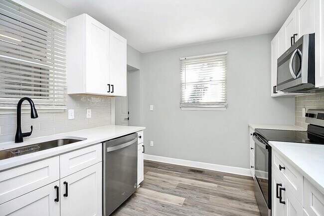 Foto del edificio - 2921 Ravencroft Dr