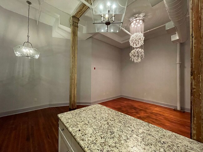 Foto del edificio - Stunning One Bedroom Loft in the Heart of ...